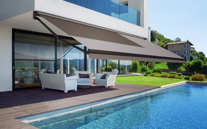 Toldo extensible terraza piscina